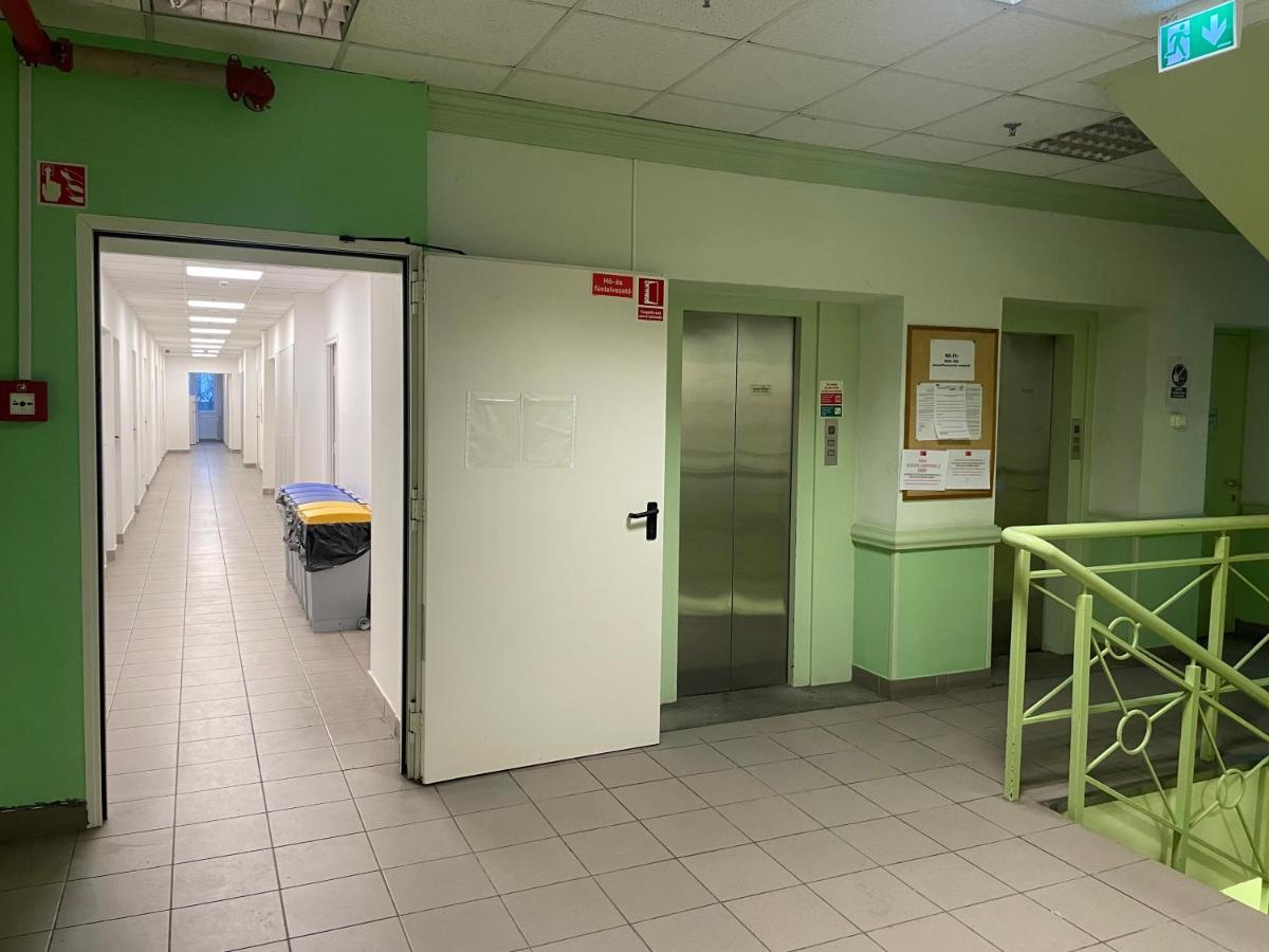 The College Group Hostel Budapest Bagian luar foto