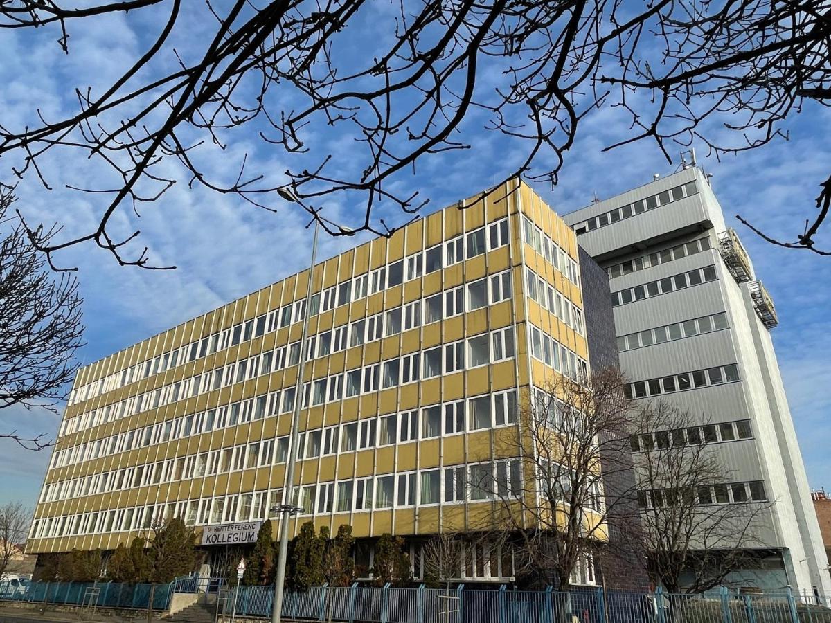 The College Group Hostel Budapest Bagian luar foto